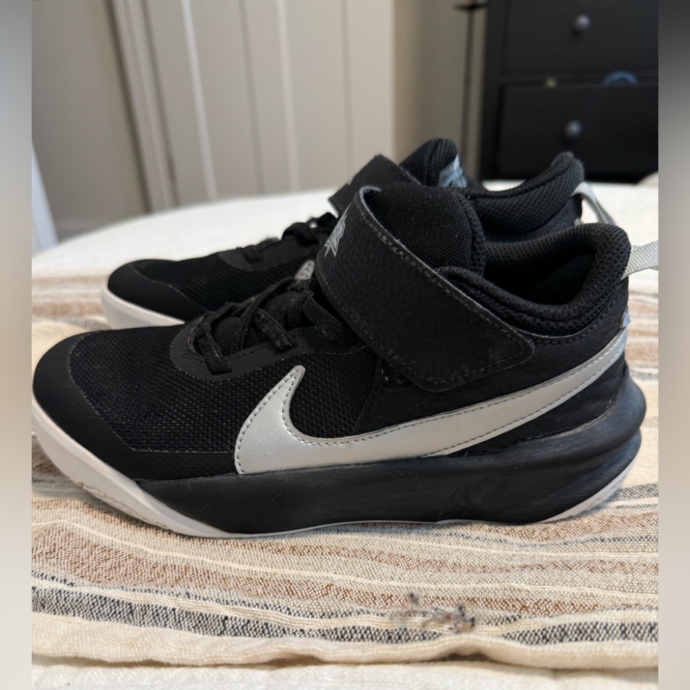 Nike Black and White Sneakers Modern Athletic Design